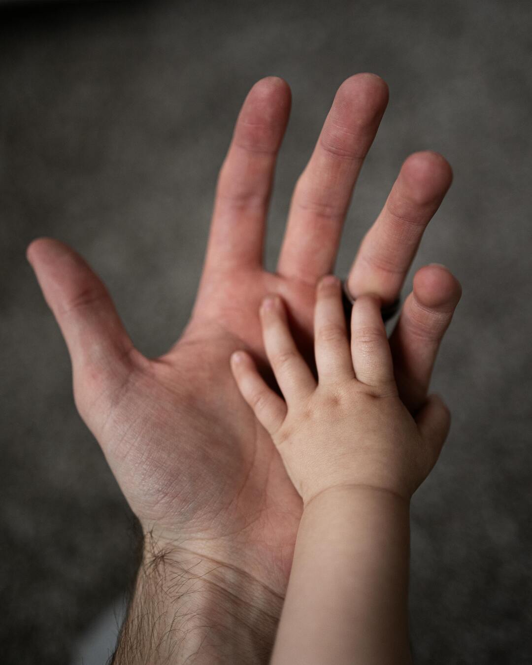 Babyhand und Vaterhand