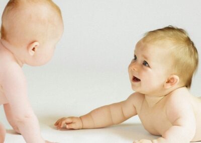 Baby schaut Baby an