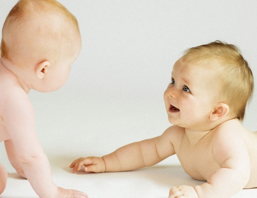 Baby schaut Baby an