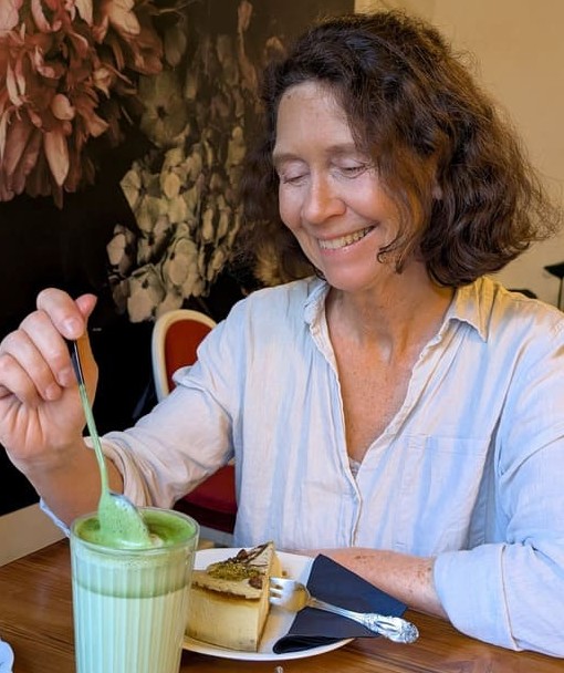Anke mit Matcha und Kuchen