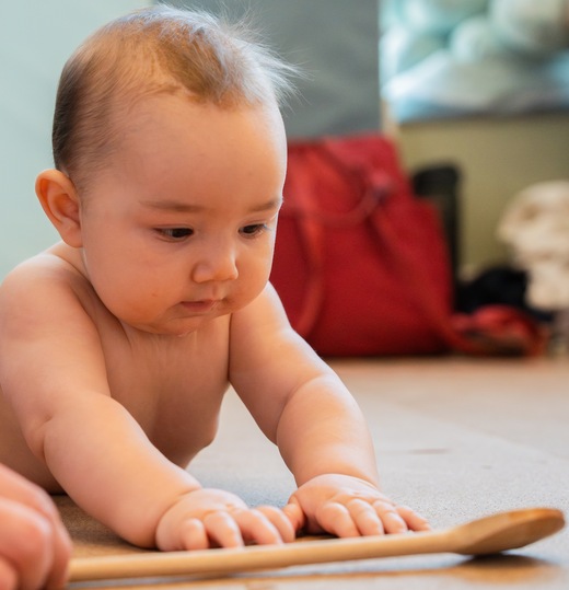 Baby spielt mit Löffel