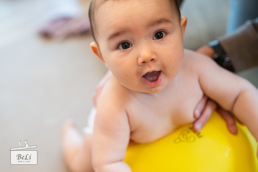 Website_PEKiP_Baby_4 Baby auf Wasserball