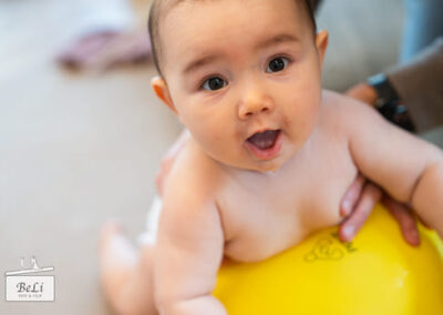 Baby auf Wasserball