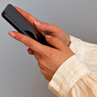 Kontakt aufnehmen 2 Hände mit Handy