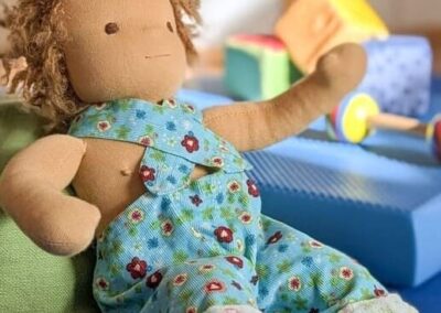 Puppe Maxi auf blauen Matten